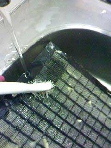 換気扇フィルター掃除中